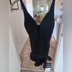 Lululemon Hot Spell one piece Black size 8
Deep V One- piece outfit
